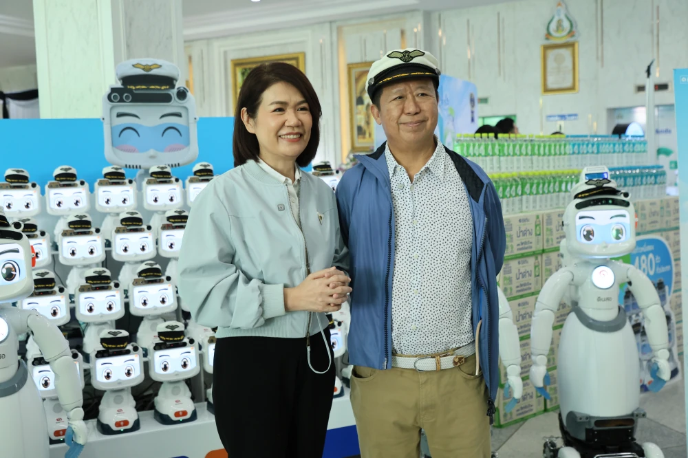 เมื่อ ‘Heartware’ ผสาน AI อิชิตัน ส่งมอบ “หุ่นยนต์ดินสอ” เคียงข้าง รพ.รัฐ ลดภาระงานบุคลากรทางการแพทย์ทุ่มงบ 421 ล้านบาท เดินหน้าโครงการ 3 ปี กระจายหุ่นยนต์ AI 480 เครื่องทั่วประเทศล่าสุดปักหมุดพื้นที่ชลบุรี ยกระดับสาธารณสุขควบคู่การดูแลสุขภาพหมอ-พยาบาล